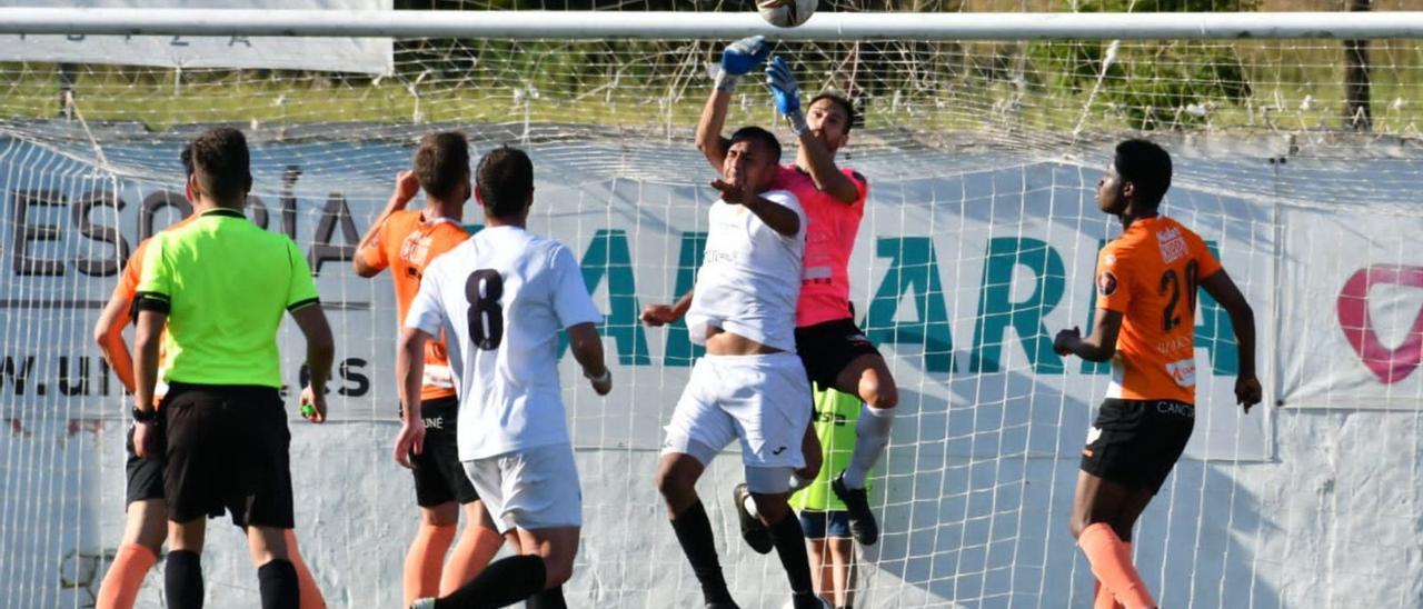 Imagen del último derbi disputado entre ambos equipos, el pasado 8 de mayo, en el que vencieron los peñistas por 3-2 en Santa Eulària. | V. MARÍ