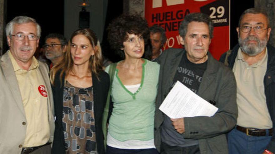 Los secretarios generales de UGT y CCOO, Cándido Méndez (d), e Ignacio Fernández Toxo (2i), junto a la actriz Adriana Ozores (3d), y el cantante Miguel Ríos (2d).