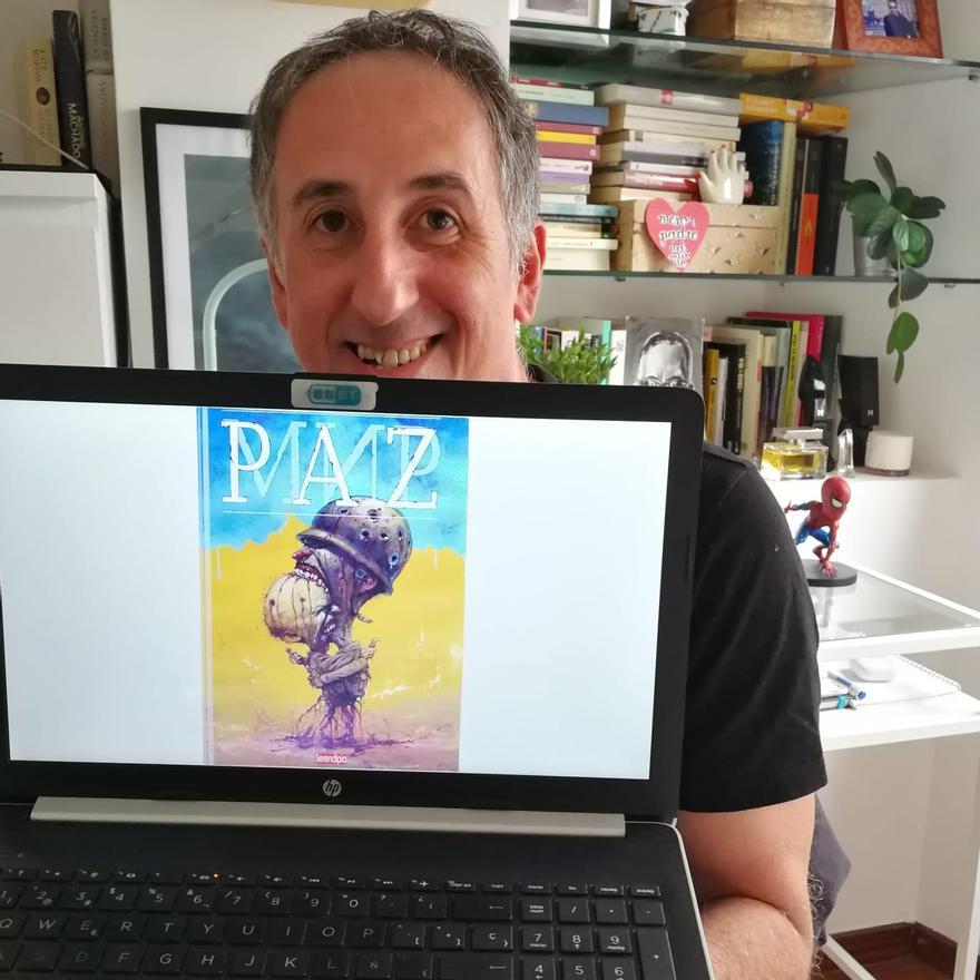 David Braña muestra la portada de la antología.
