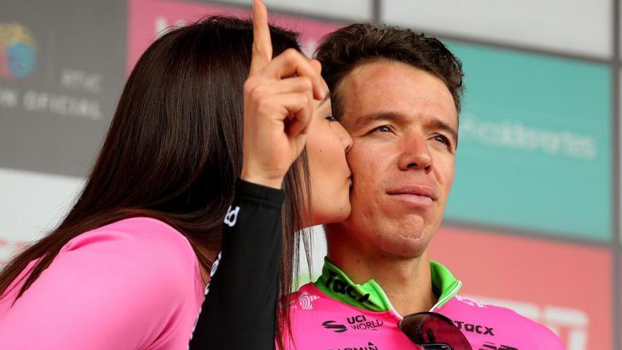 Un ciclista colombiano crea polémica al pedir un beso a una azafata