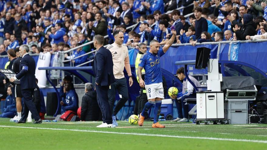 Carzorla saluda a la grada tras ser sustituido. | MIKI LÓPEZ