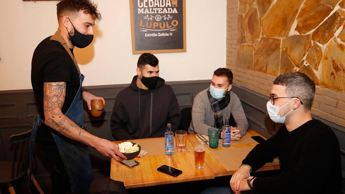 Clientes en un bar de Vigo el día que se reabrió la hostelería en Galicia.