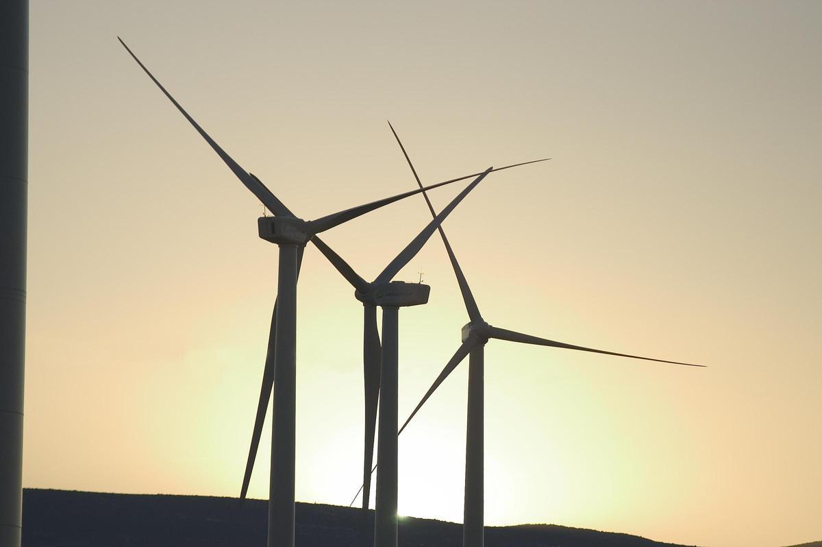 Tres aerogeneradores de un parque eólico de Castellón.