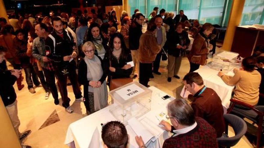 Fenoll barre a Almodóbar y consigue la presidencia del PP con un 73% de los votos