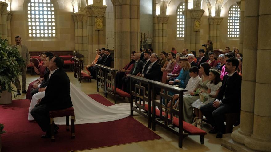 Emotiva ceremonia en San Pedro por la boda de Pablo Ortea y Lidia Navarro