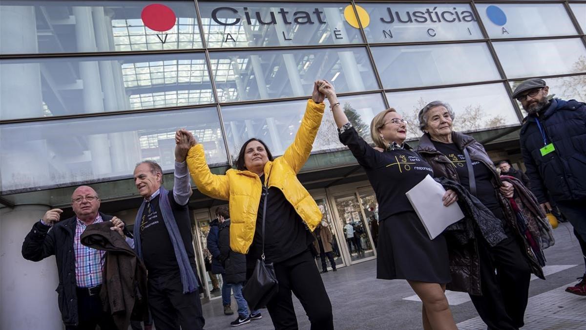 Las víctimas del accidente del Metro Valencia celebran la sentencia del juicio que se ha celebrado en la Ciudad de la Justicia