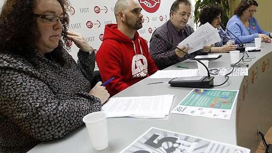 De izquierda a derecha, Elena González, Ángel Novoa, Daniel Rodríguez, Beatriz Quirós y Adelia Castañón, ayer, en la sede de UGT.