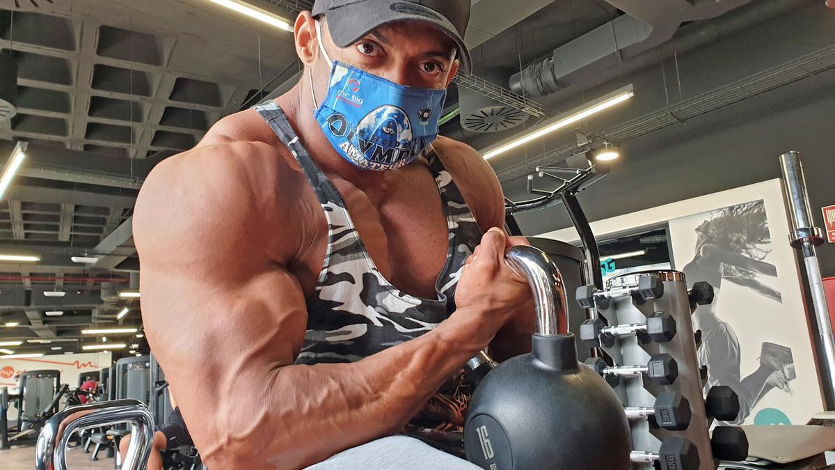 Borja Martínez saca el músculo que le llevó a campeón mundial de culturismo amateur.