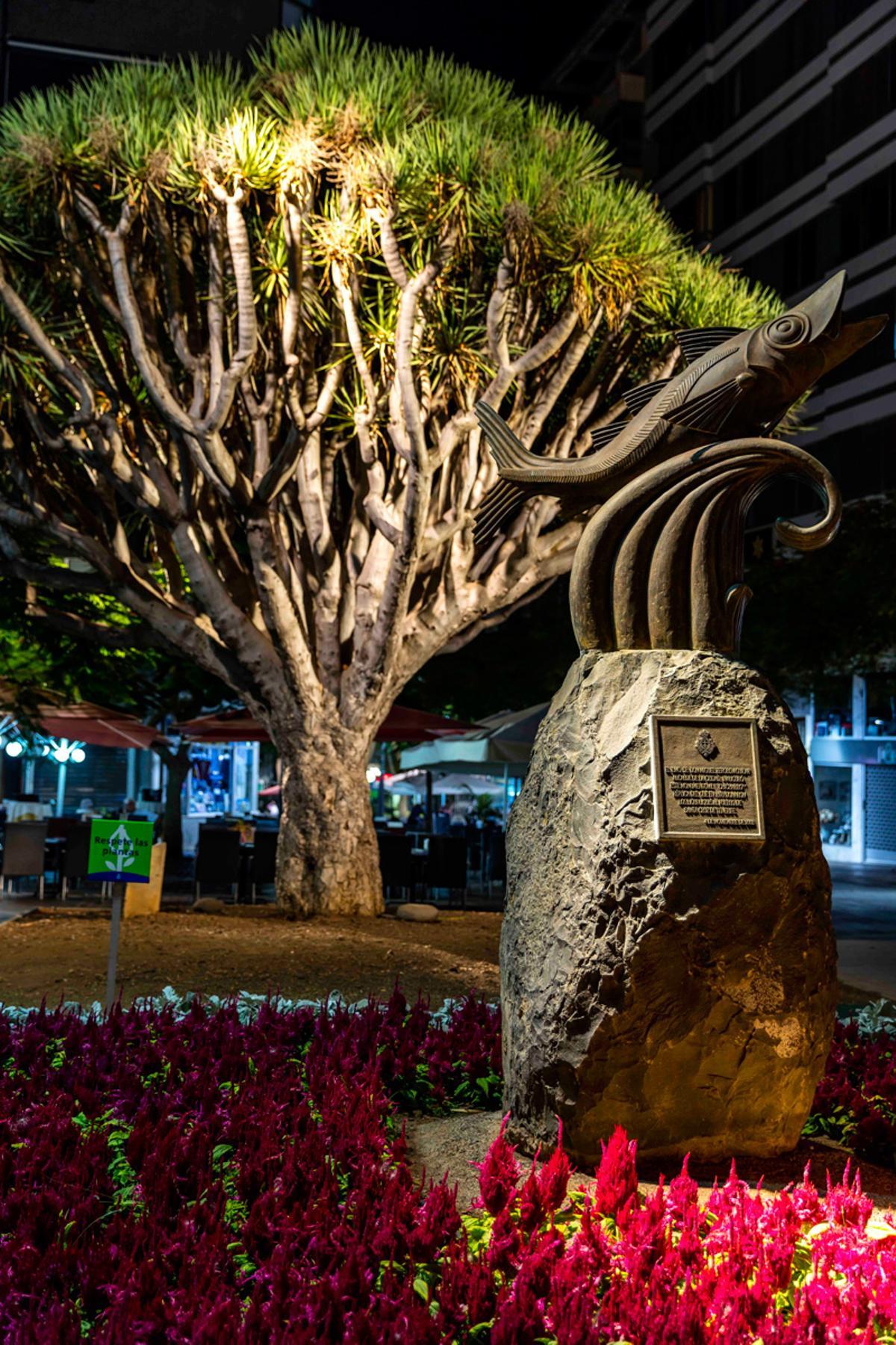 Escultura homenaje al chicharro en la plaza que lleva su nombre