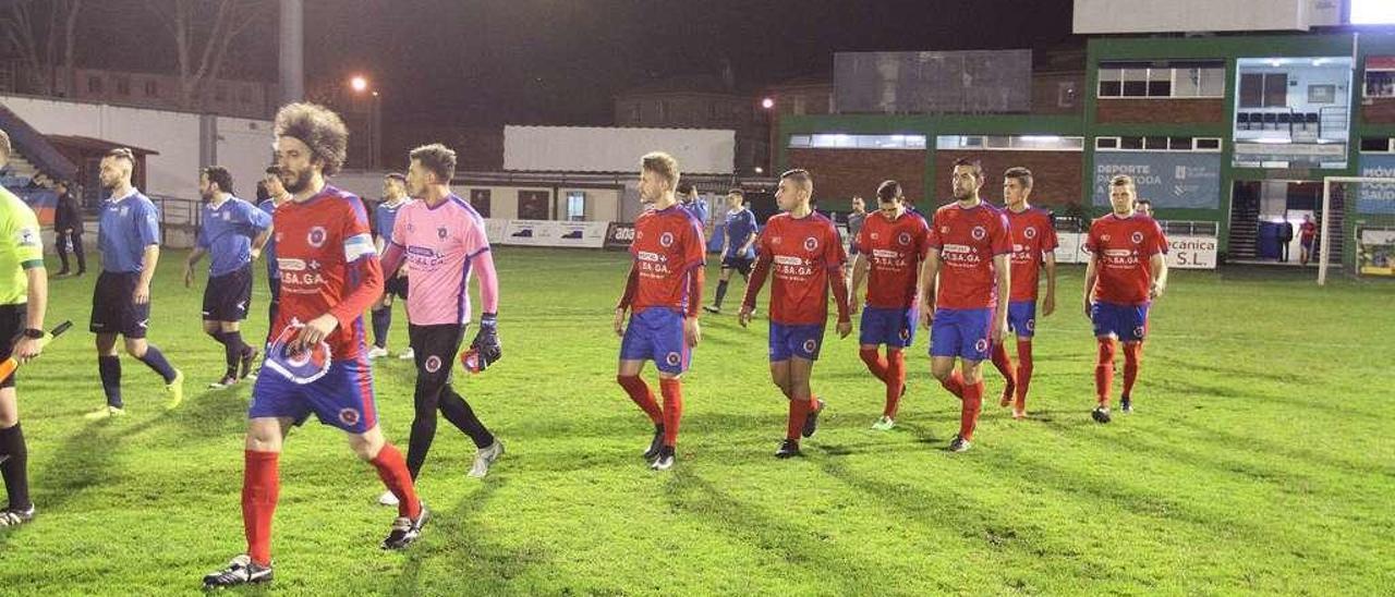 Los jugadores de la Unión Deportiva Ourense, en uno de los partidos celebrados en O Couto. // Iñaki Osorio