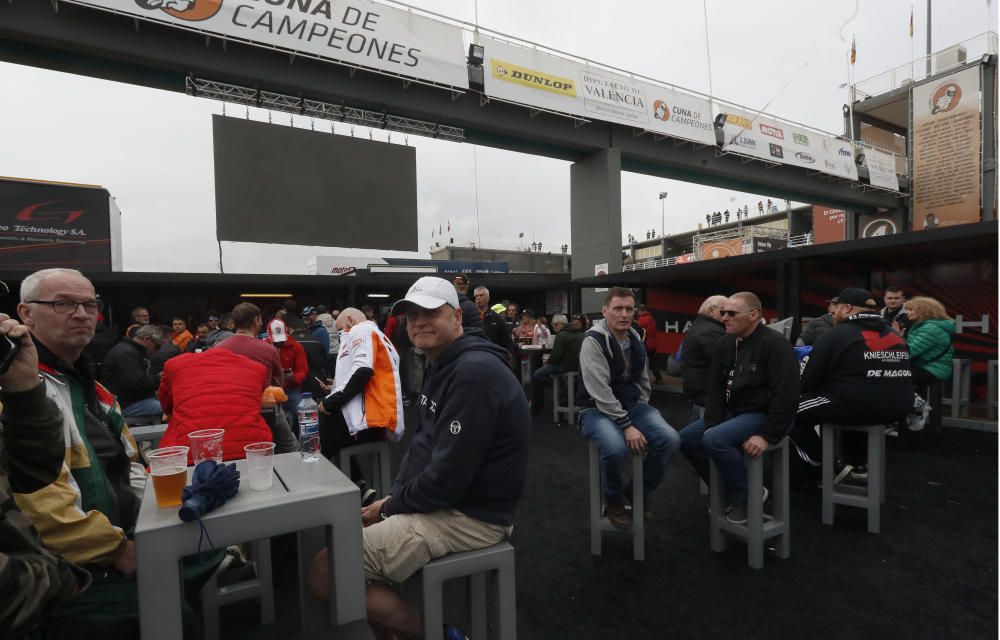 Más de 170.000 valientes desafían a la lluvia en Cheste