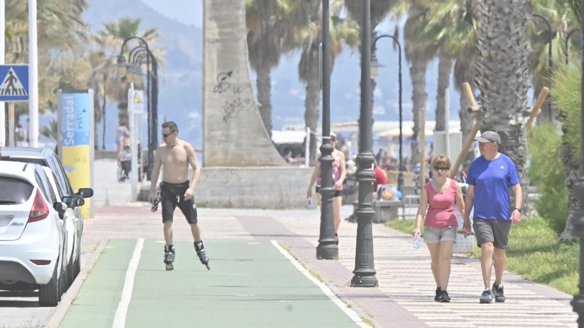 Vecinos de Castelló y Benicàssim pasean ligeros de ropa e incluso sin camiseta ante el sofocante calor.
