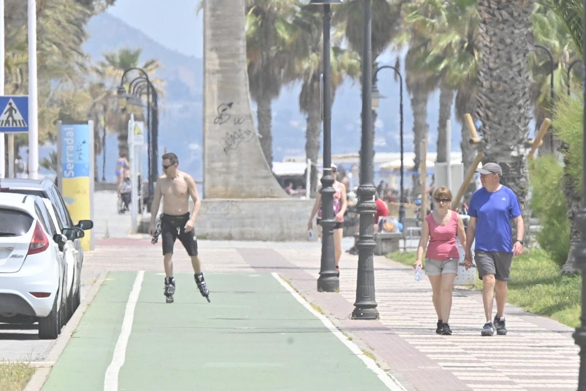 Vecinos de Castelló y Benicàssim pasean ligeros de ropa e incluso sin camiseta ante el sofocante calor.