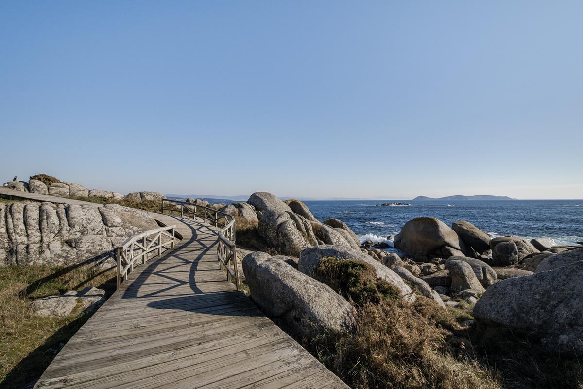 La isla tiene una pasarela de madera que recorre su costa