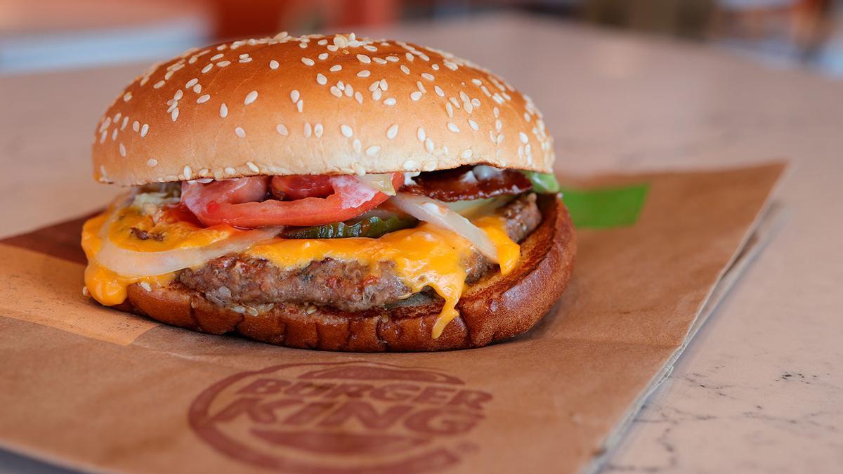 Burger King sorprende a sus clientes con un llamativo gesto para solteros: &quot;Ese regalo que te hizo tu ex y que ya no puedes ni ver&quot;
