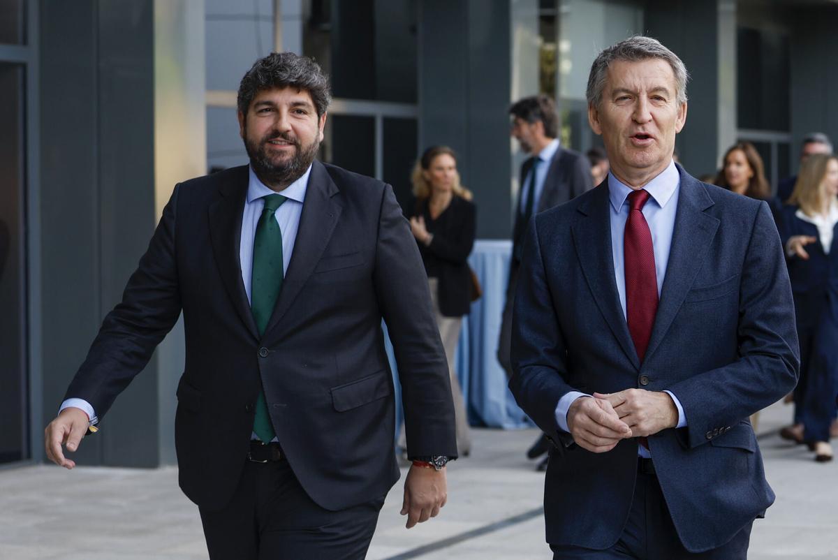 El presidente del Partido Popular, Alberto Núñez Feijóo (d) junto con el presidente de Murcia, Fernando López Miras (i).