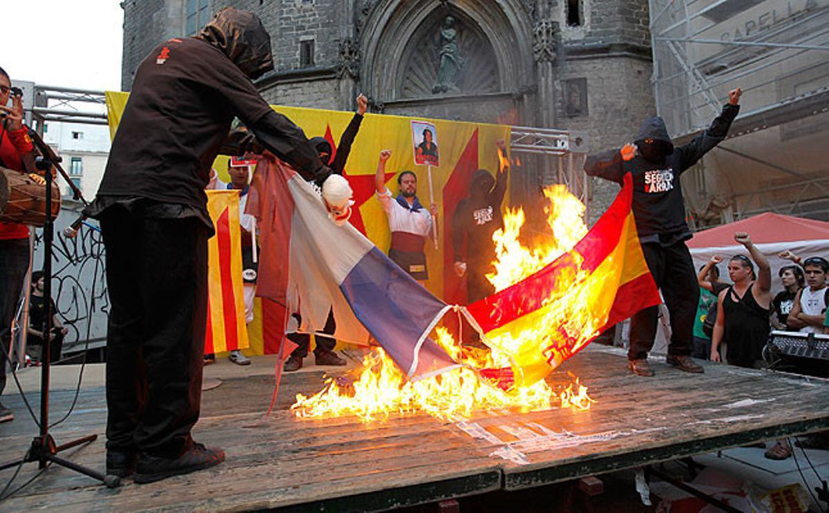 Durant la manifestació, al passeig del Born alguns radicals van cremar dues banderes d’Espanya i França.