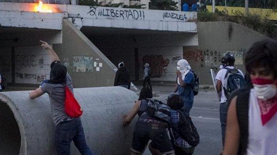 Manifestantes se enfrentan a la policía en Caracas.