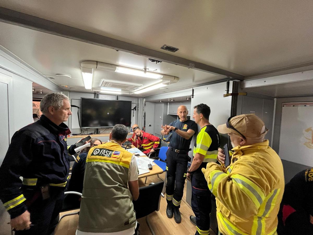 Miembros del FAST, con el asturiano Roberto Vicente Blanco, de amarillo apoyado en la pared, durante la preparación para el operativo
