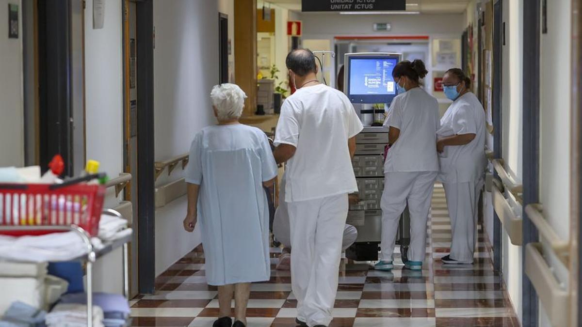 Sanidad mantiene abiertas las camas en hospitales en agosto por la previsión de un repunte del covid