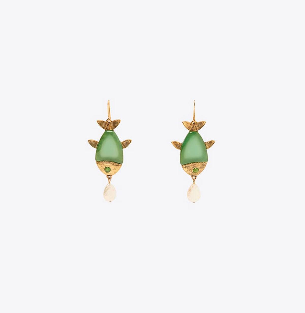 Pendientes peces con perla natural de Zara (precio: 12,95 euros).
