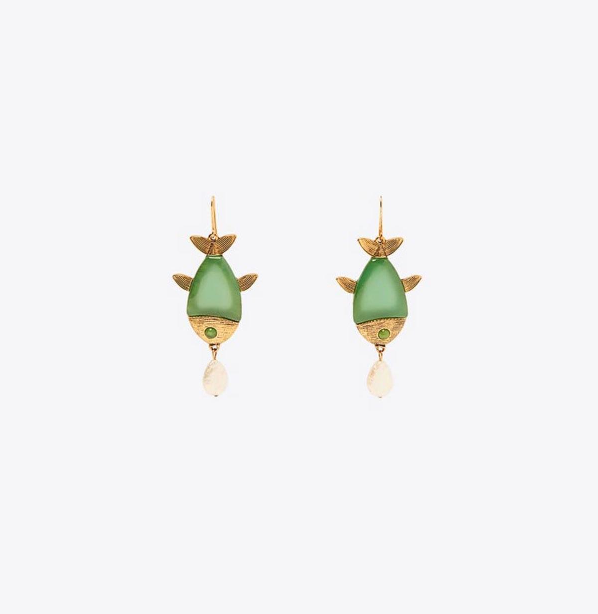 Pendientes peces con perla natural de Zara (precio: 12,95 euros)