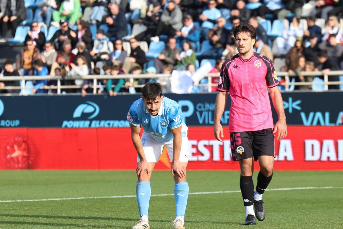 Davo recupera el aire tras una jugada durante el partido ante el Sabadell.