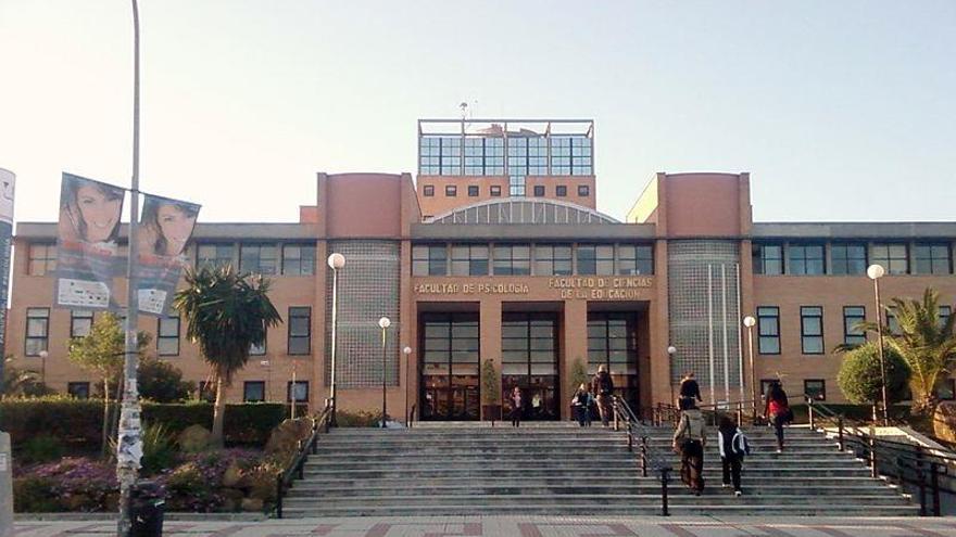 Estudiantes entran en una facultad del Campus de Teatinos de la Universidad de Málaga.