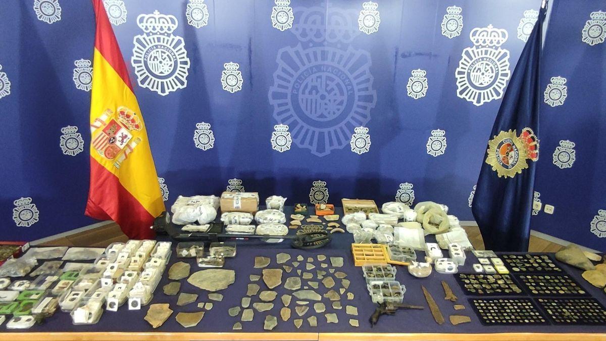 Imagen de los objetos arqueológicos recuperados por la Policía Nacional en Cáceres.