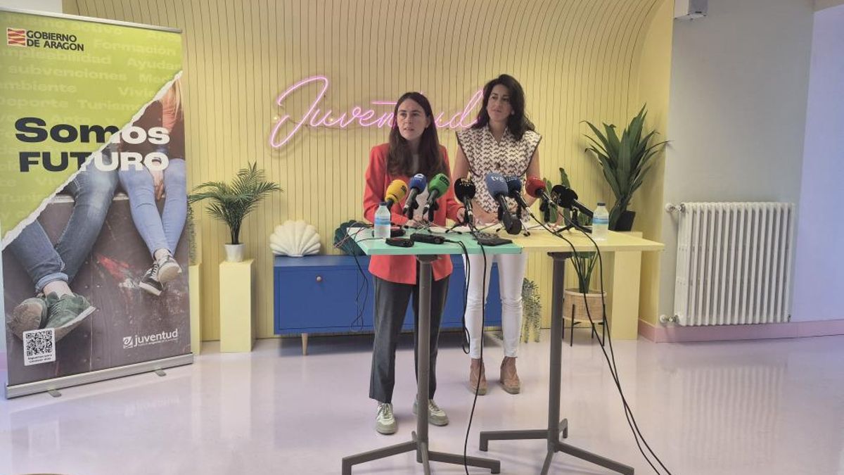 Cristina Navarro, directora gerente del IAJ, y María Pía Canals, directora general de Vivienda, durante la rueda de prensa