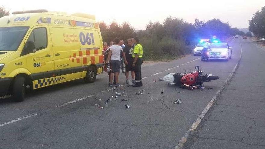 Un motorista se empotra contra un turismo