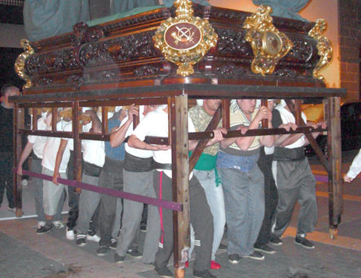 Ensayo del os costaleros de Semana Santa, en la plaza de Santo Domingo.