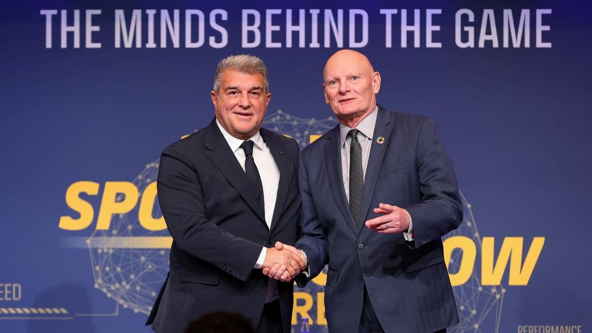 Joan Laporta y John Hoffman, presidentes del Barça y del Mobile World Congress, respectivamente, en el Auditori del Camp Nou.