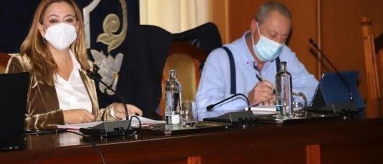 María Dolores Corujo y Juan Manuel Sosa en un pleno del Cabildo de Lanzarote.