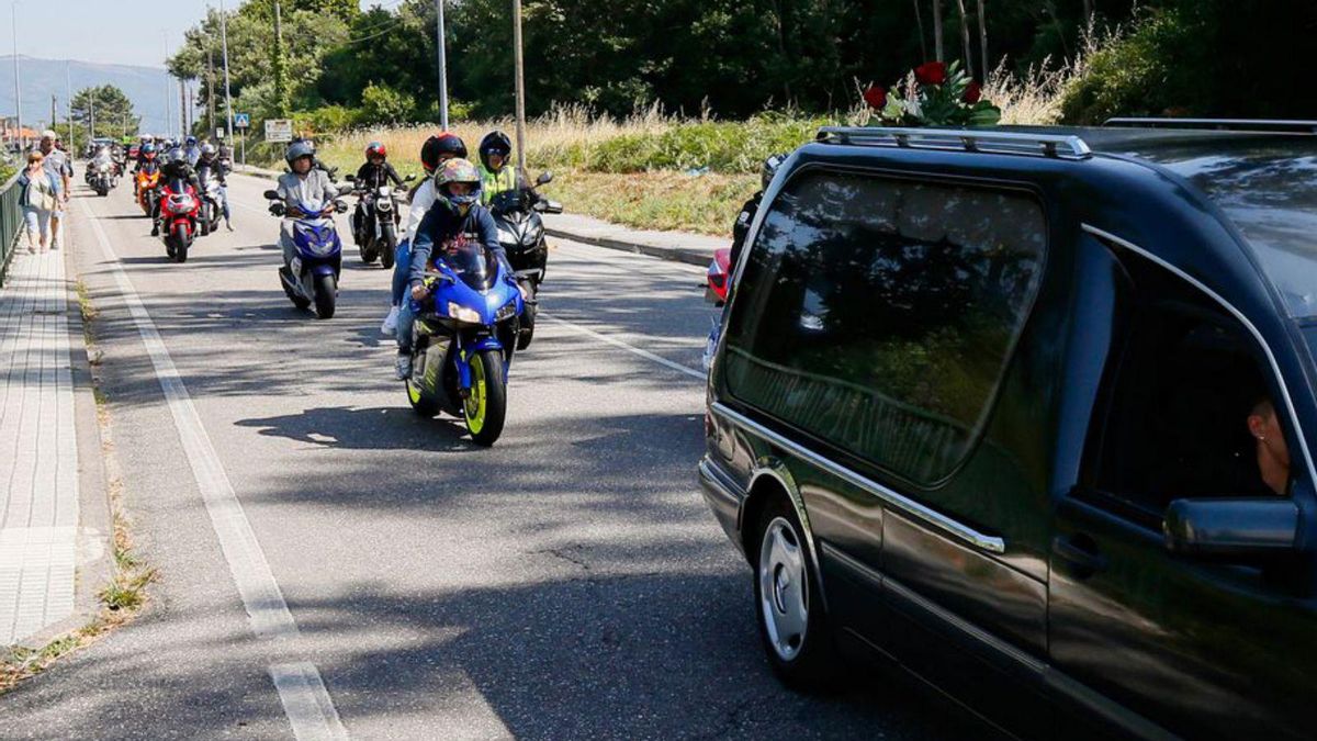 Motos acompañan al coche fúnebre en O Rosal.