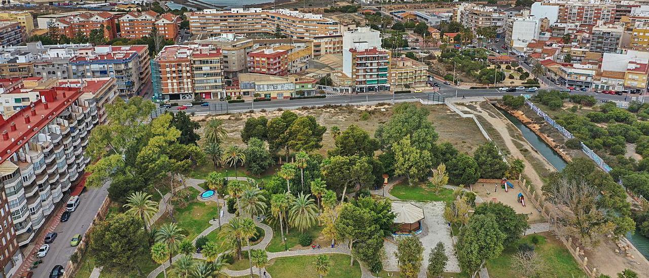 Parque Doña Sinforosa y, al fondo, el solar donde se ubicarán las torres.