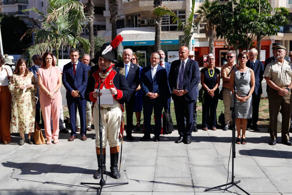 La Asociación Histórico-Cultural Teodoro Reding cumplió este viernes su sueño de que Málaga cuente por fin con una estatua en homenaje al general suizo y gobernador de la ciudad a quien los malagueños dedicaron el Paseo de Reding. La estatua se ha ubicado en la recientemente reformada plaza de la Malagueta.