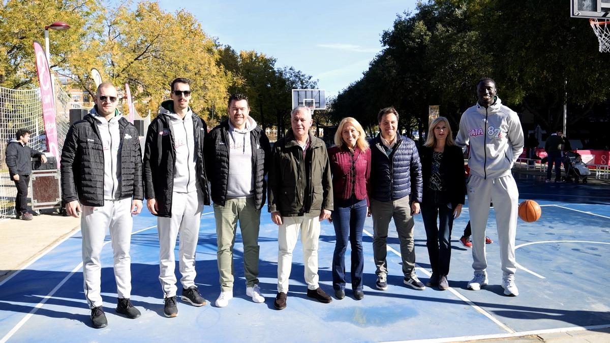 La nueva pista de baloncesto de la avenida concejal Alberto Jiménez-Becerril, inaugurada por el alcalde, José Luis Sanz