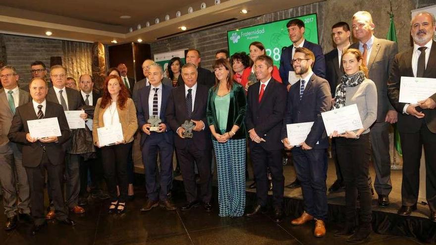 Julio López (segundo por la izquierda) y el resto de galardonados con el Premio Escolástico Zaldívar.