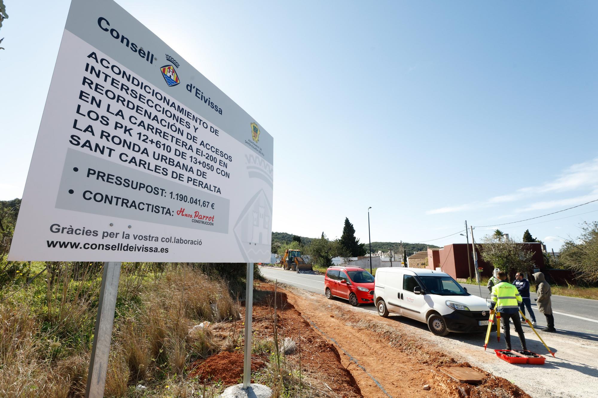 Obras en una rotonda de Sant Carles