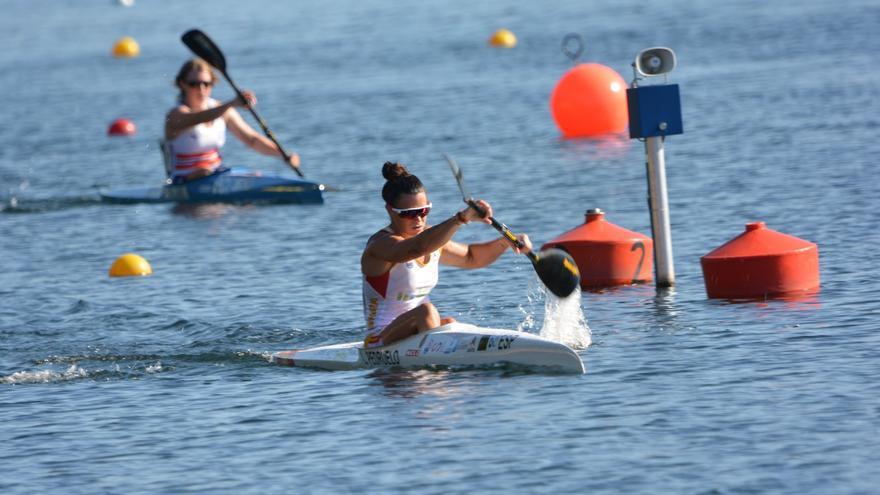 Laura Pedruelo acaricia la medalla en el Mundial de Piragüismo