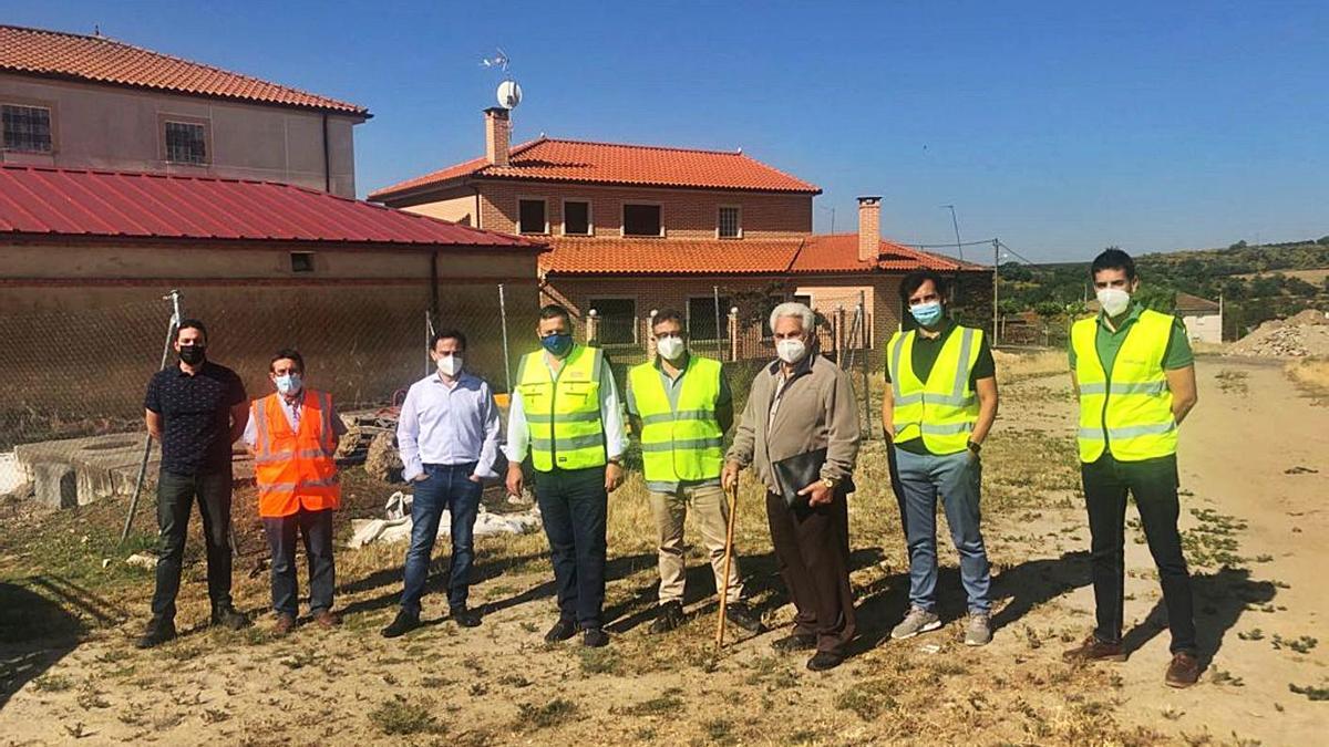 Replanteo de la obra de construcción de una potabilizadora en Brandilanes. | Chany Sebastián