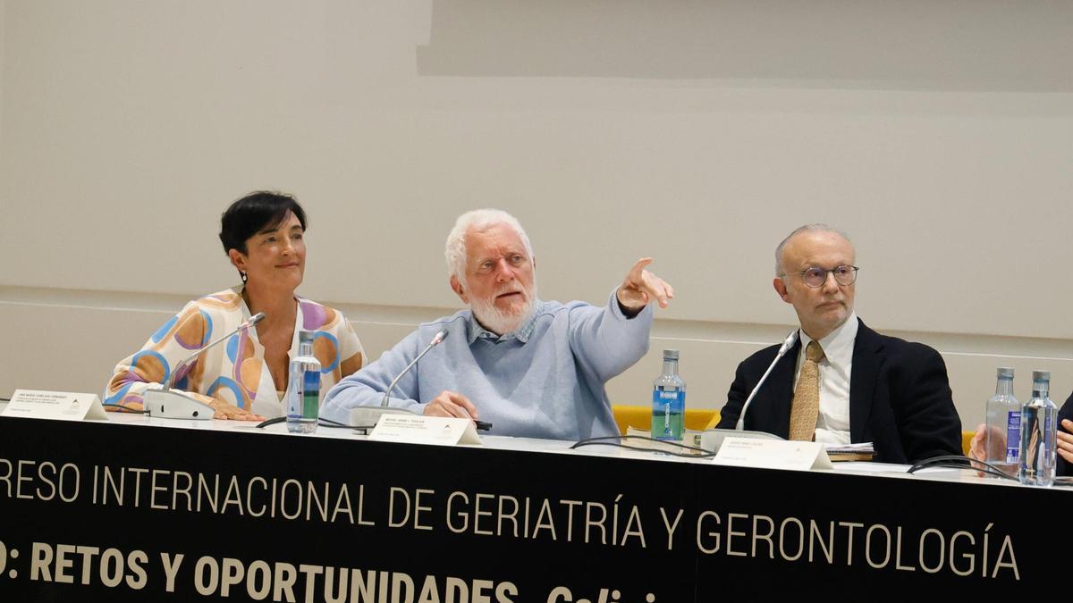 Los investigadores Ana María Canelada y Michel Poulain junto al gerontopsiquatra Jesús Fraiz.