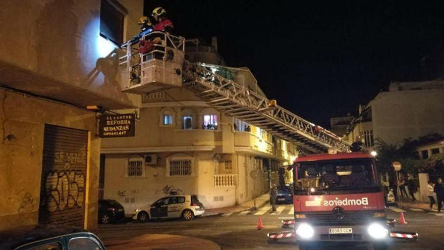 Vivienda donde los bomberos encontraron al hombre en mal estado.