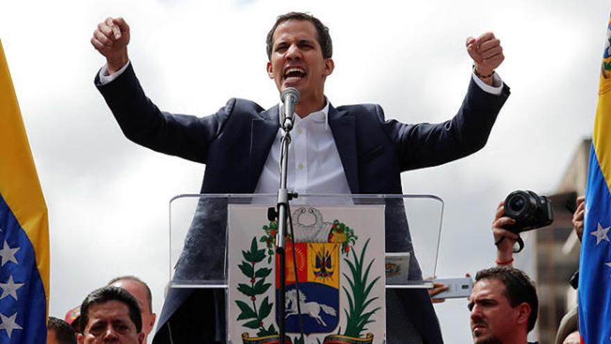 El líder de la oposición venezolana Juan Guaidó se autoproclama presidente