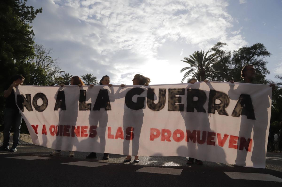 Una manifestación dice ‘No a la guerra’ en las calles de Córdoba