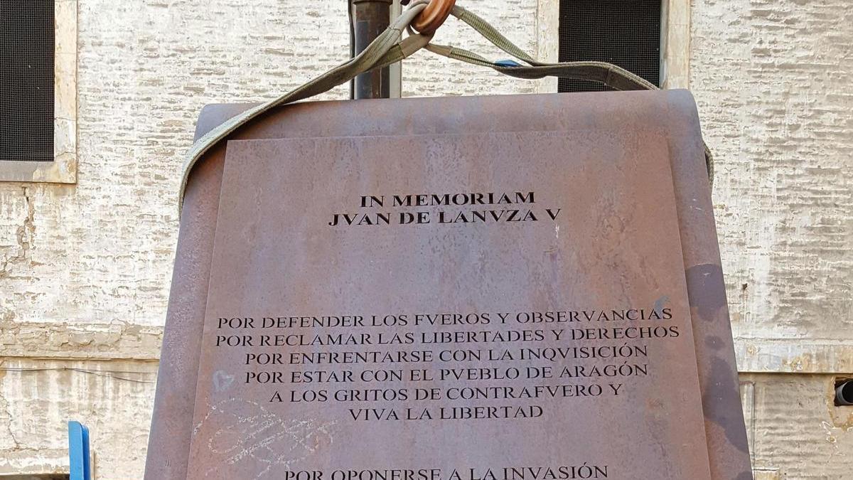 DETALLE DEL MEMORIAL DE JUAN DE LANUZA EN LA CALLE SALDUBA.