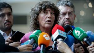 La diputada en el Congreso y portavoz de ERC en las negociaciones para la investidura, Teresa Jordà, atiende a los medios desde Bruselas, tras asistir a la conferencia de Carles Puigdemont.