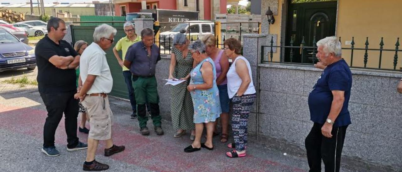 Victoria Portas y Mariano Abalo, en una reunión con vecinos.   | // FDV