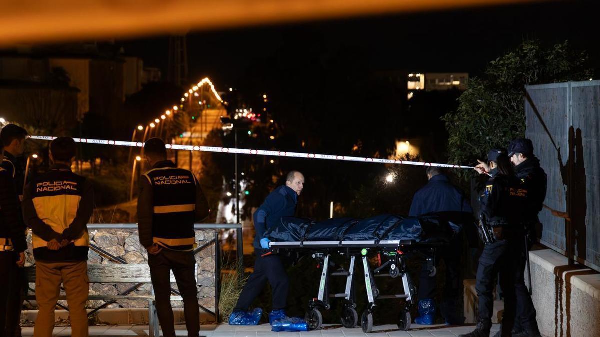 Investigan la muerte de un hombre apuñalado junto a un colegio en Alicante Investigan la muerte de un hombre apuñalado junto a un colegio en Alicante